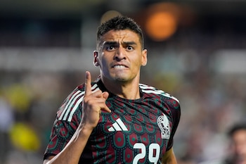 Martínez habló sobre la competencia interna y al ejemplo de figuras como Memo Ochoa como motivaciones para encarar los duelos ante Ghana, Australia y Serbia antes del debut mundialista. (AP Foto/Julio Cortez)