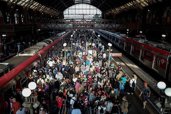 Foto de dezenas de passageiros desembarcando do trem na estação da Luz, centro de São Paulo (Brasil). EFE/Sebastião Moreira