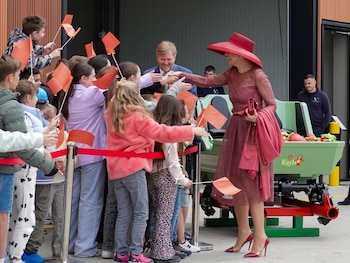 Máxima reutilizó su vestido transparente más icónico durante una visita oficial a Limburgo Central, coincidiendo con su cumpleaños número 55 (@koninklijkhuis)