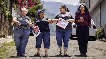 ¿Marginados por los bancos? La inspiradora solución de las salvadoreñas que está salvando negocios