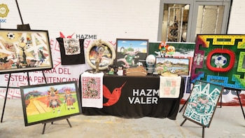 Reclusos crean productos alusivos al Mundial 2026 en CDMX: desde futbolitos, cuadros y hasta muñecos