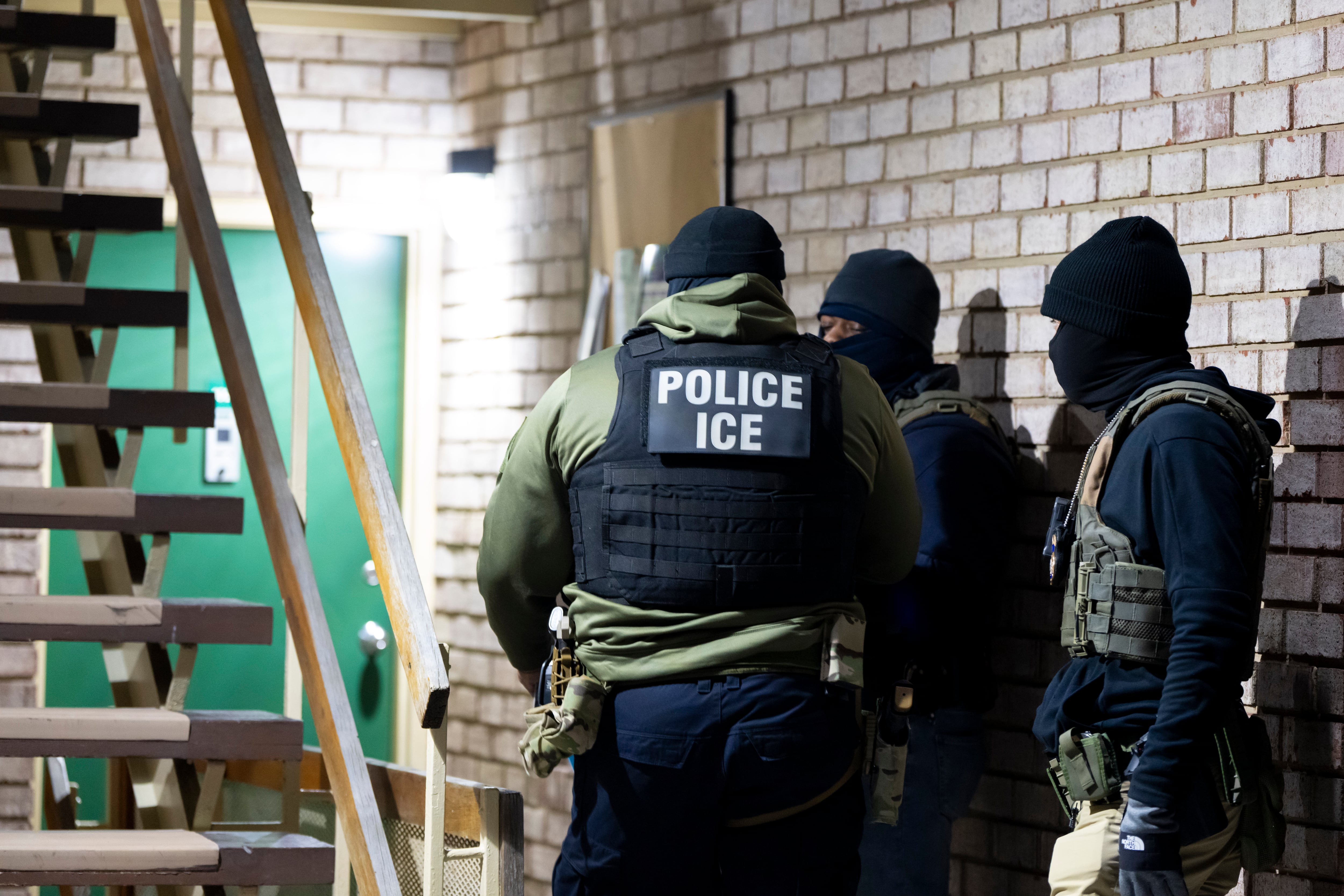 La nueva directiva de ICE enfatizó acciones disciplinarias y multas para abogados de inmigración y migrantes involucrados en fraudes documentales (AP Foto/Alex Brandon, archivo)