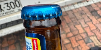 Las autoridades capturaron en flagrancia a dos personas y advirtieron que podrían enfrentar hasta 12 años de prisión por adulteración y comercialización de bebidas alcohólicas - crédito Gobernación de Cundinamarca