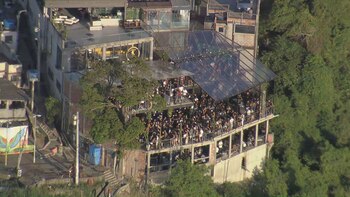 Miles de personas en una