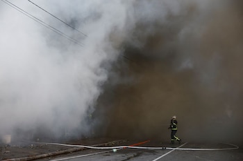 Los bomberos trabajan en el recinto de un almacén de verduras alcanzado por un ataque de drones rusos, en el contexto del ataque de Rusia a Ucrania, en Kiev, Ucrania. 7 de noviembre 2024. REUTERS/Valentyn Ogirenko
