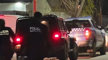 Efectivos policiales trabajaron en el comercio tras el asalto y relevaron cámaras de seguridad y otros elementos (Fuente: La Opinión Austral)