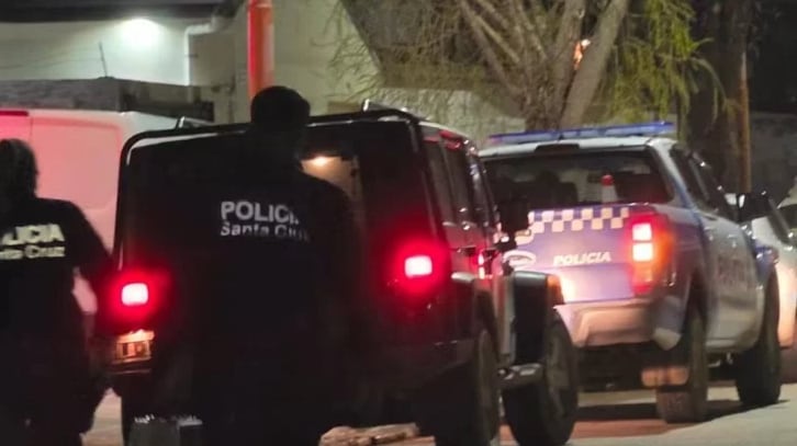 Efectivos policiales trabajaron en el comercio tras el asalto y relevaron cámaras de seguridad y otros elementos (Fuente: La Opinión Austral)