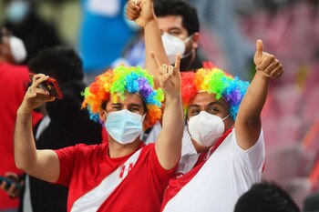 Hinchas peruanos poniendo la fiesta en Perú vs. Bolivia en Estadio Nacional. | Foto: FPF