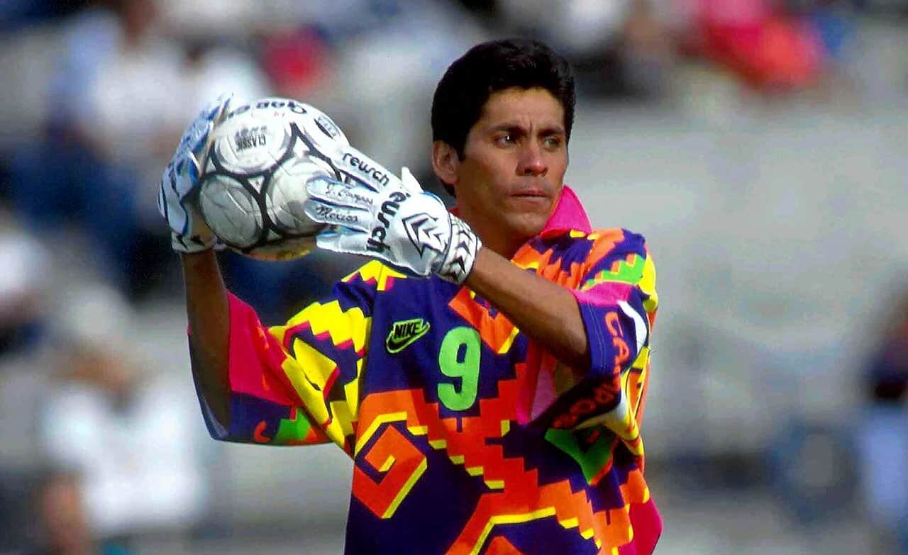 Jorge Campos y sus peculiares uniformes. (X/90sFootball)