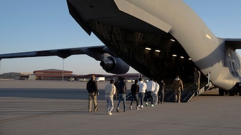 Deportaciones de cubanos a África reavivan temores por redes de reclutamiento militar