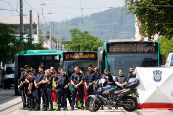 Agentes de policía permanecen de