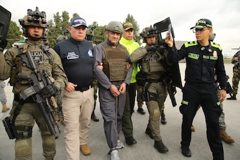 Otoniel acompañado por miembros de la Policía, la Interpol y militares en el aeropuerto de Catam. A su llegada al lugar se llenaron todos los requisitos para lograr su extradición.