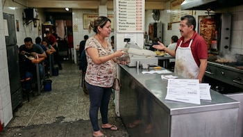 Mujer depositó 30 mil pesos para su cesárea a una taquería y ahora vive un ‘parto’ para recuperarlos