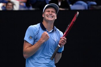 El estadounidense Jenson Brooksby celebra tras derrotar al noruego Casper Ruud en su partido de segunda ronda del Abierto de Australia en Melbourne, Australia, el jueves 19 de enero de 2023. (AP Foto/Dita Alangkara)