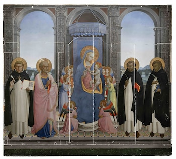 Pintura renacentista que muestra a la Virgen María sentada con el Niño Jesús, cuatro santos y ocho ángeles, bajo una estructura de arcos