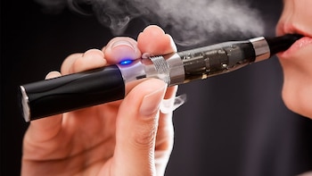 Familiares que vapean aumentan los riesgos de asma en los niños