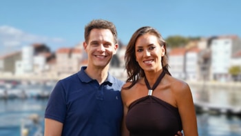 El refugio de Christian Gálvez y Patricia Pardo en Galicia: un pueblo pesquero con playas de bandera azul, sabor a albariño y gastronomía propia