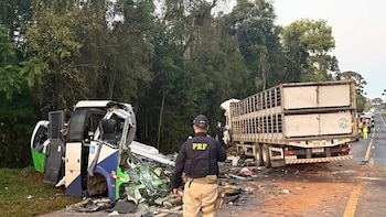 Tragedia en Brasil: 23 personas murieron tras un choque frontal entre un autobús y un camión en una carretera de Paraná