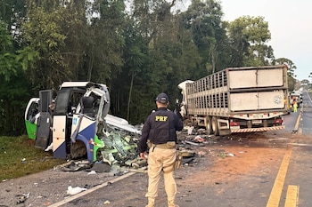 La colisión frontal entre un camión y un microbús en la carretera BR-373 de Paraná dejó al menos 23 muertos y cinco heridos. (EFE/ Policía Federal de Carreteras)