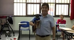 Ciudadano va con su mascota a votar y se queda con ella como miembro de mesa por falta de titulares: “Falta el deber cívico”