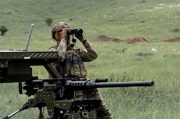 Un militar ucraniano de la Compañía Cerberus de Sistemas Terrestres No Tripulados, de la 60º Brigada Mecanizada Separada, Tercer Cuerpo del Ejército, participa en un ejercicio con un dron de combate terrestre durante un entrenamiento en la región de Járkiv, Ucrania, el domingo 24 de mayo de 2026. (AP Foto/Andrii Marienko)