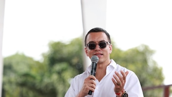 El presidente de Ecuador aplaude