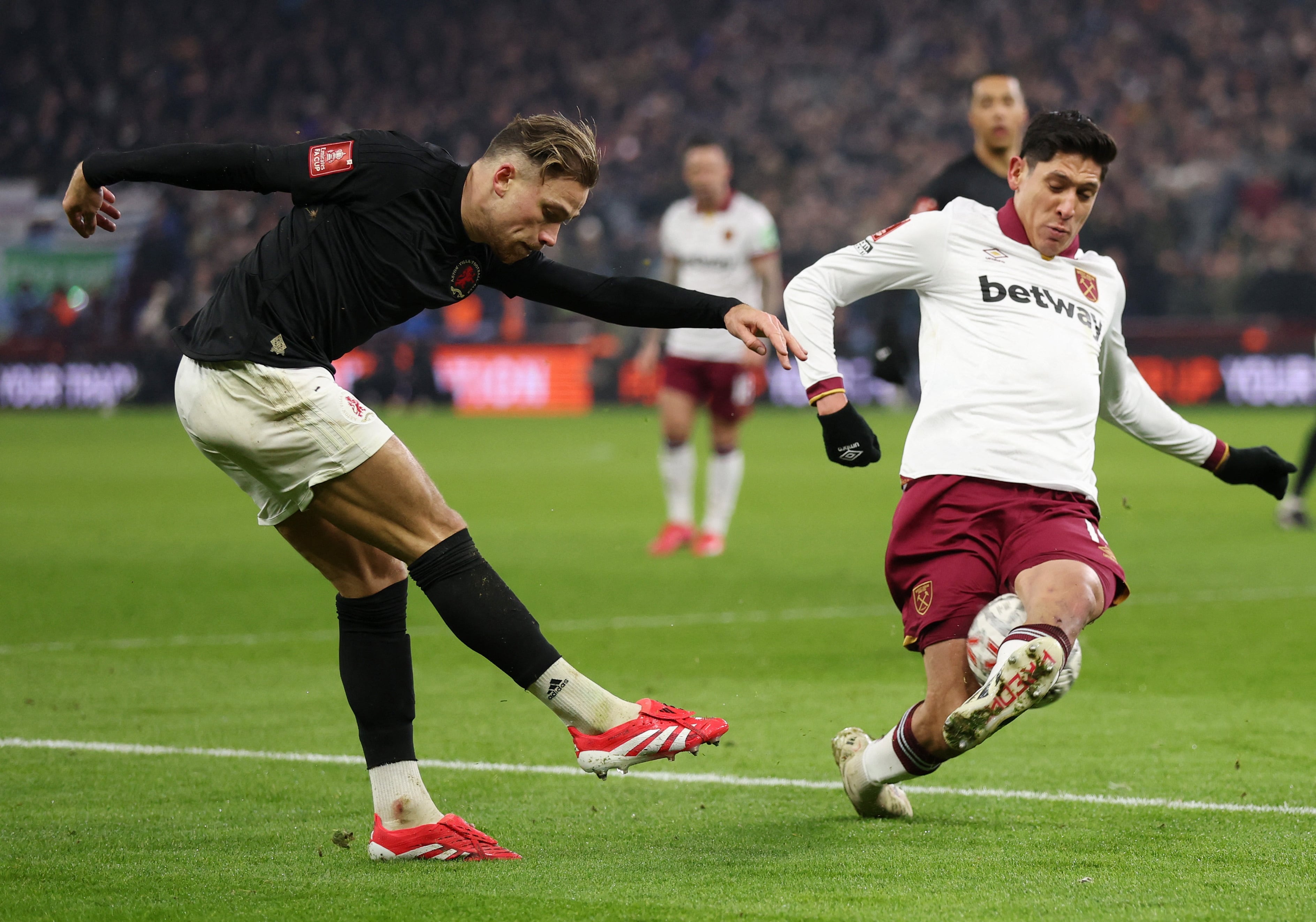 Para el West Ham, Álvarez es uno de sus mejores elementos en la parte defensiva. (REUTERS/Chris Radburn)