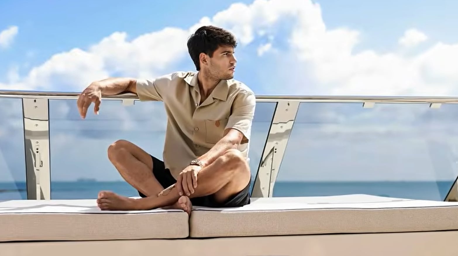 El número uno del tenis mundial, Carlos Alcaraz, encuentra en el mar y en la cercanía de su círculo familiar un refugio esencial para mantener el equilibrio emocional y físico que exige el circuito profesional durante la temporada (Captura de video)