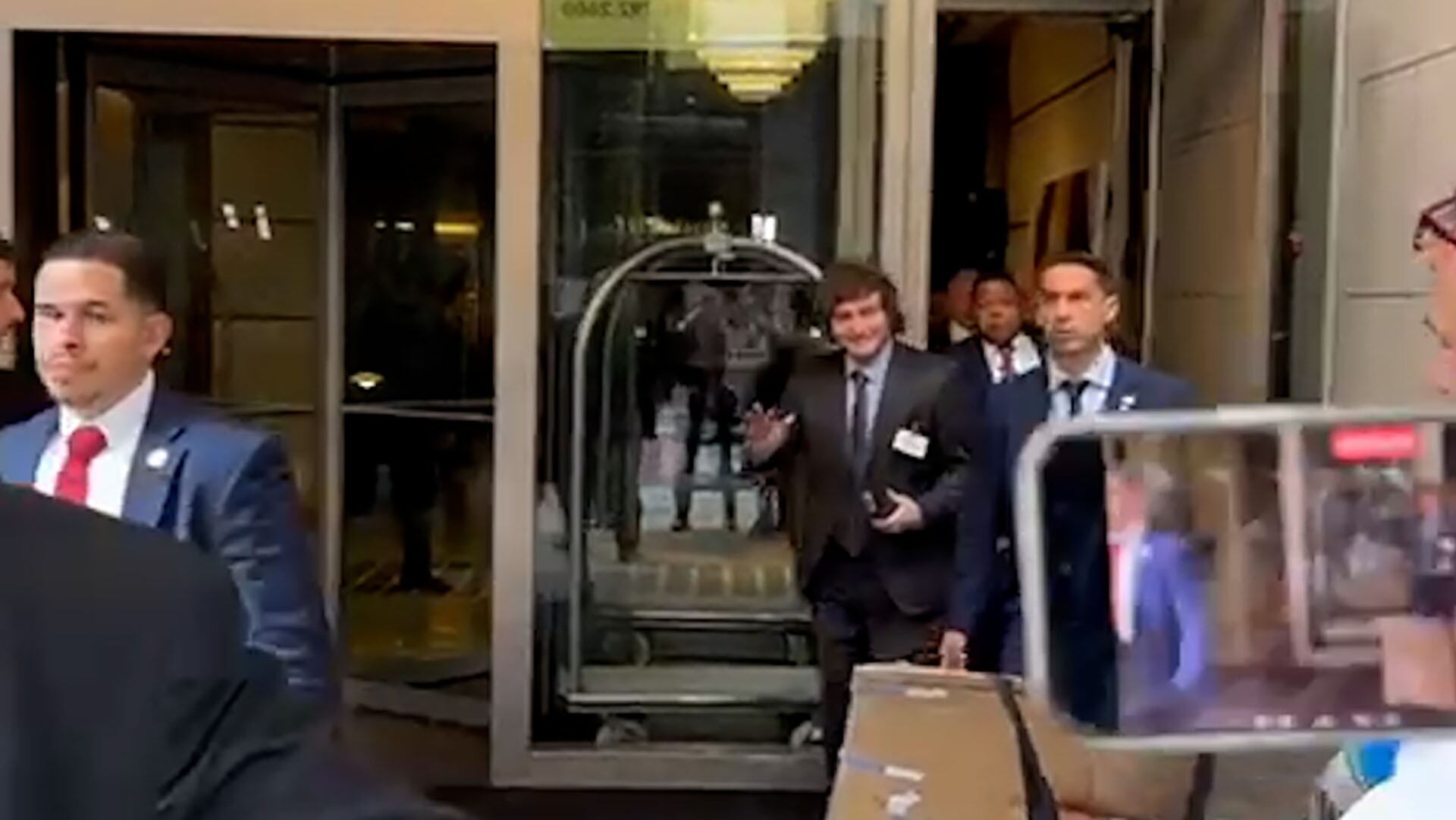 Javier Milei sale camino a reunirse con Donald Trump