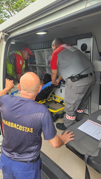 Guardacostas confirmó que Abraham Ríos fue interceptado por una patrullera en Flamingo tras el alerta de otra embarcación, y quedó internado por deshidratación (Foto cortesía CRC)