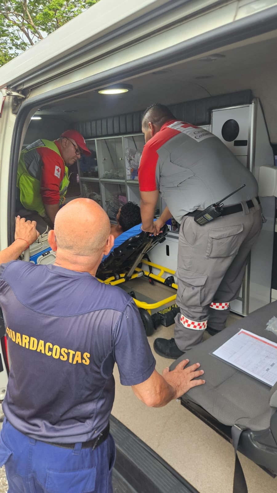 Guardacostas confirmó que Abraham Ríos fue interceptado por una patrullera en Flamingo tras el alerta de otra embarcación, y quedó internado por deshidratación (Foto cortesía CRC)