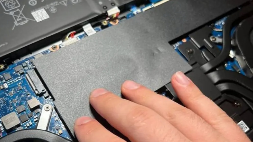 Las láminas negras que cubren el sistema de RAM y la memoria SSD de una laptop tienen una importante función.