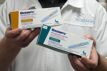 Un farmacéutico muestra cajas de Ozempic, un medicamento inyectable de semaglutida utilizado para tratar la diabetes tipo 2 fabricado por Novo Nordisk (REUTERS/George Frey/Foto de archivo)