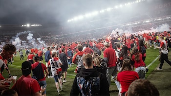 Los aficionados del Slavia invadieron el terreno de juego antes del final del partido contra el Sparta. - Crédito: MAFRA