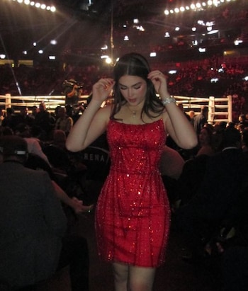 La joven robó miradas durante