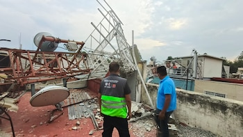 Cae antena de antena de radiocomunicaciones sobre casas en la alcaldía Gustavo A. Madero de la CDMX