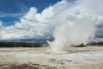 El géiser Steamboat Geyser en