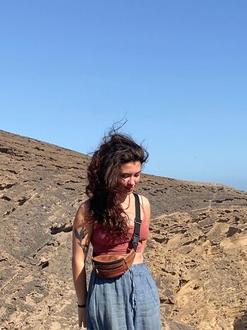 Nina esta en un voluntariado