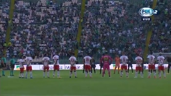 Los jugadores guardaron un minuto