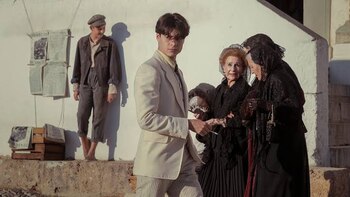 Milo Quifes da vida a Carlos, un joven de Granada que es sometido a la bola negra por el casino de la ciudad.