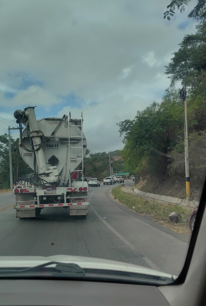 Un comisionado de la Policía Nacional resultó herido durante el enfrentamiento con los transportistas.