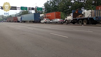 Continúa bloqueo en ambos sentidos de Av. Constituyentes a la altura de Av. de las Torres (@OVIALCDMX)