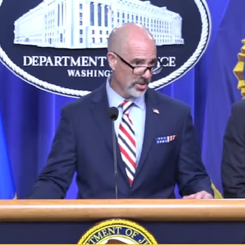 La declaración de Terry Cole surgió tras una pregunta de la prensa este 5 de agosto de 2026. Crédito: YouTube - DOJ