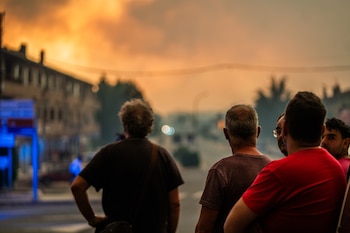 La Adrada, uno de los municipios del Valle del Tiétar (Ávila), ha sido evacuado de forma preventiva este sábado ante el avance del grave incendio de Burgohondo que, junto con el de Madrid, tienen en vilo a la población aledaña y que han quemado ya más de 45.000 hectáreas.