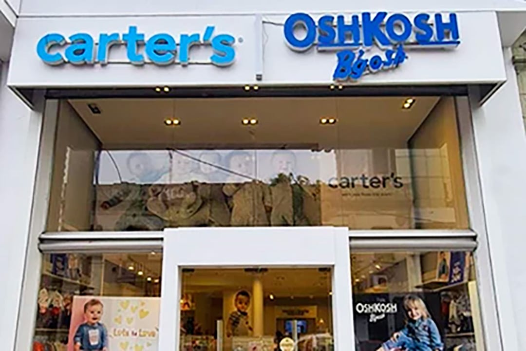 Se observa la fachada principal de una tienda Carter's y OshKosh B'gosh en Argentina, con sus letreros prominentes y escaparates exhibiendo ropa y accesorios infantiles. (https://www.cartersoshkosh.com.ar/)