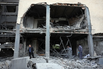 La oficina destruida de la cadena de televisión catarí Al Araby tras un bombardeo en el norte de Teherán. EFE/EPA/ABEDIN TAHERKENAREH