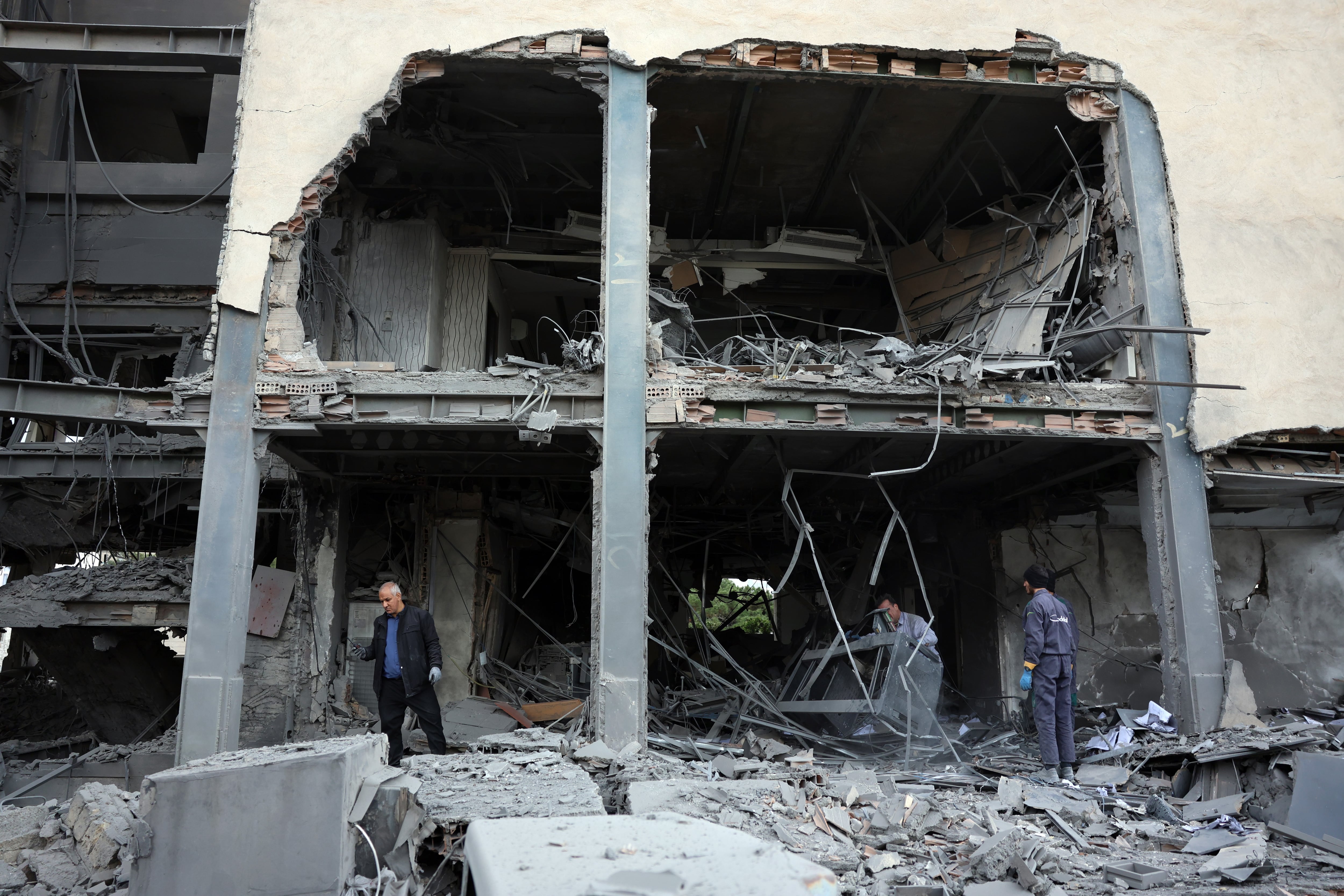 La oficina destruida de la cadena de televisión catarí Al Araby tras un bombardeo en el norte de Teherán. EFE/EPA/ABEDIN TAHERKENAREH