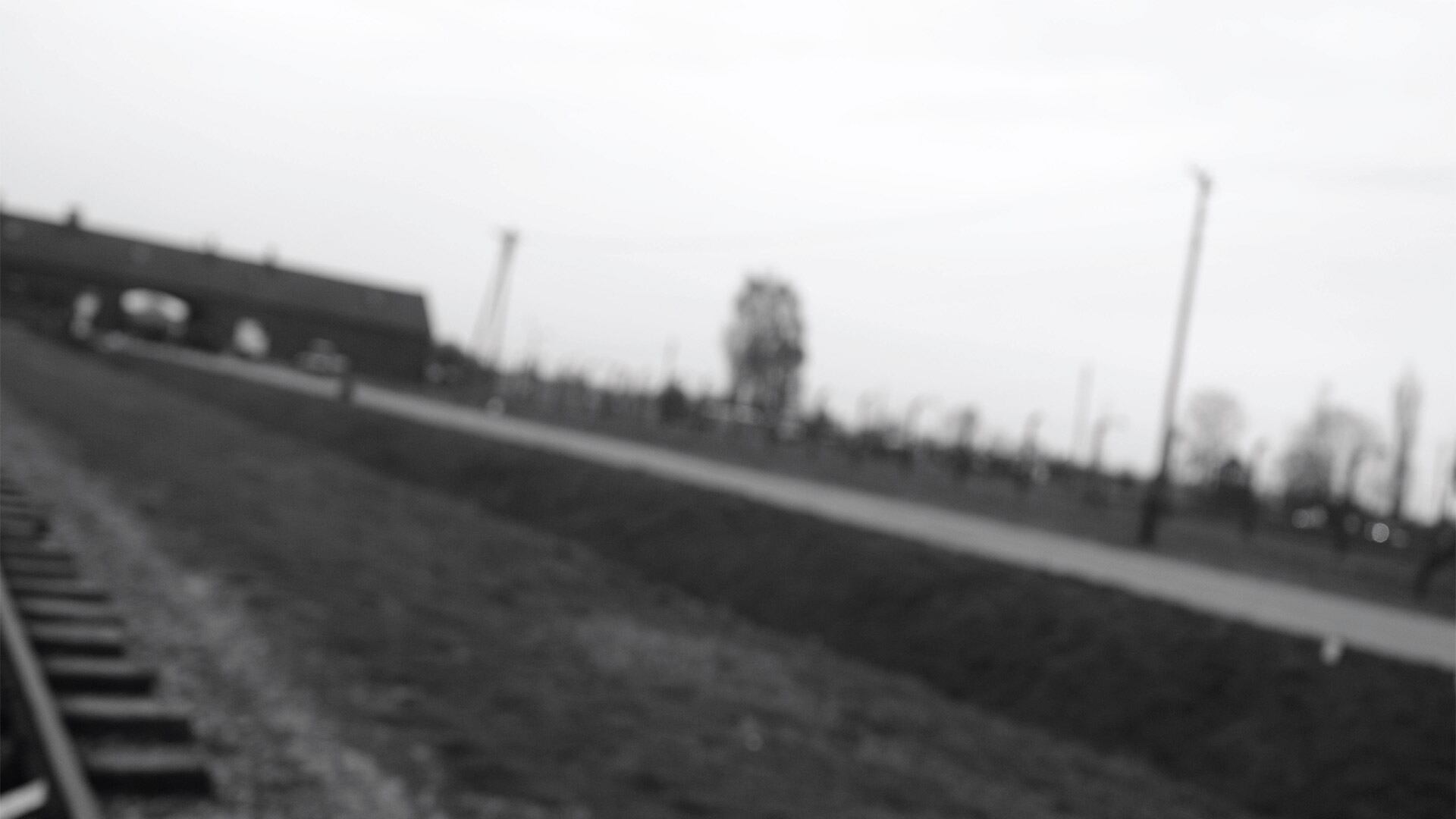 En estas vías de tren en la entrada al campo de concentración y exterminio Auschwitz Francisco pasó un día atrapado, finalmente fue direccionado a la fábrica de Schindler, lo que le salvó la vida