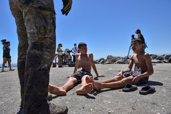 Dos menores migrantes procedente de