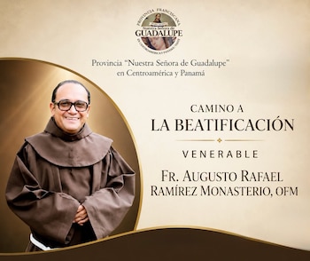 Un póster vertical muestra a un fraile franciscano con lentes sonriendo y texto sobre la beatificación de Fray Augusto Rafael Ramírez Monasterio